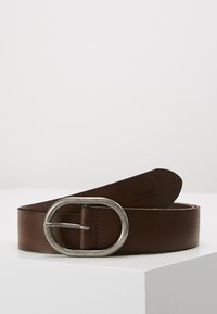 Ceinture en cuir marron avec une boucle ovale en argent. Texture lisse, extrémité légèrement effilée, couture minimale et détail de logo embossé sur la ceinture.