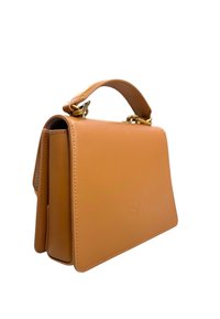Borsa a mano in pelle tan con forma strutturata, manico superiore e dettagli in metallo dorato. Presenta un logo impresso e una superficie liscia.