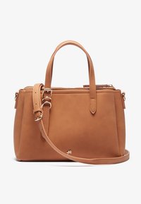 Borsa in pelle marrone chiaro con design strutturato, doppio manico superiore, tracolla regolabile e dettagli in metallo dorato. Chiusura con zip sulla parte superiore.