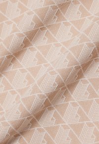 Beiger Stoff mit einem wiederholenden Muster weißer geometrischer Formen, die gestapelten Büchern oder gefaltetem Papier ähneln.