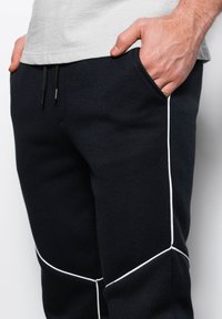 Ombre JOGGERS OM-PASK - Jogginghose - black