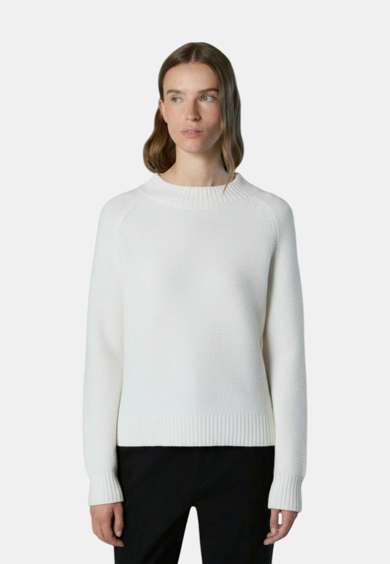 Maglione bianco lavorato a maglia con orlo e polsini a coste, scollatura rotonda e motivo testurizzato. Vestibilità leggermente ampia, adatto per un look casual.