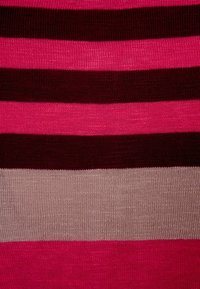 Dzianinowa tkanina z szerokimi poziomymi paskami w odcieniach różu, bordo i beżu, tworząca fakturowany wzór.