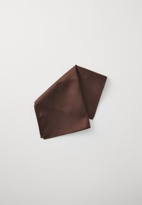 Écharpe en satin brun avec une texture lisse, pliée en forme triangulaire, présentant des bords nets et un éclat subtil.