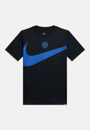 Tricou negru Nike cu mâneci scurte, cu un swoosh albastru mare diagonala pe față și un mic emblemă circulară albastră deasupra swoosh-ului.