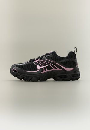 Chaussure de course Nike noire et rose avec une tige en mesh, une semelle rembourrée, un design à lacets et une languette à l'arrière, vue de profil.