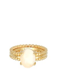 Guldplateret tre-bånd ring med en oval månesten som midtpunkt og perletekstur på de ydre bånd. Stemplet 925 for sterlingsølv.