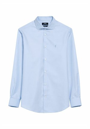Jasnoniebieska koszula z długim rękawem zapinana na guziki, z wyrazistym kołnierzykiem, wykonana z teksturowanej tkaniny, z małym logo na piersi i białymi guzikami.