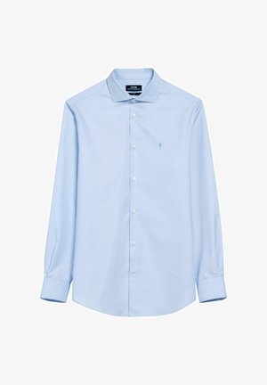 Jasnoniebieska koszula z długim rękawem zapinana na guziki, z wyrazistym kołnierzykiem, wykonana z teksturowanej tkaniny, z małym logo na piersi i białymi guzikami.