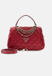 Sac à main en cuir matelassé rouge avec poignée supérieure, détail chaîne dorée, bandoulière amovible et logo Guess sur le rabat avant.