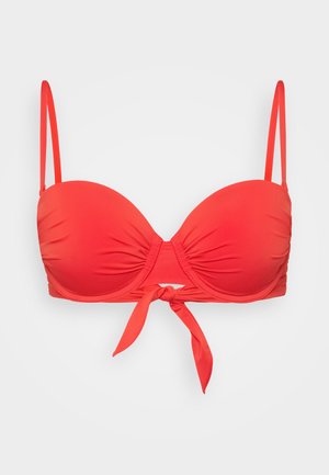 Piros bikini felső strukturált, párnázott kialakítással. Állítható pántokkal és középen megkötő zárással rendelkezik. Simább textúra.