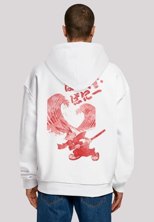Hvit hettegenser med en rød grafisk design av en karakter som holder et sverd, med stiliserte bølger og japansk tekst på baksiden.
