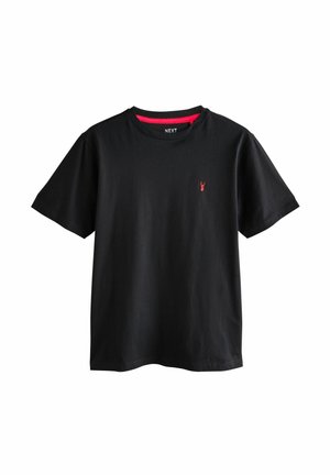 T-shirt nero a maniche corte realizzato in cotone. Presenta un collo rotondo con una rifinitura rossa all'interno e un piccolo logo rosso sul lato sinistro del petto.