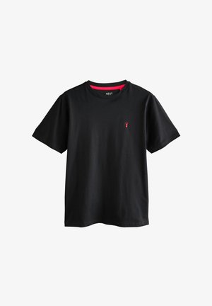 Černé tričko s krátkým rukávem vyrobené z bavlny. Má kulatý výstřih s červeným akcentem uvnitř a malé červené logo na levé straně hrudi.