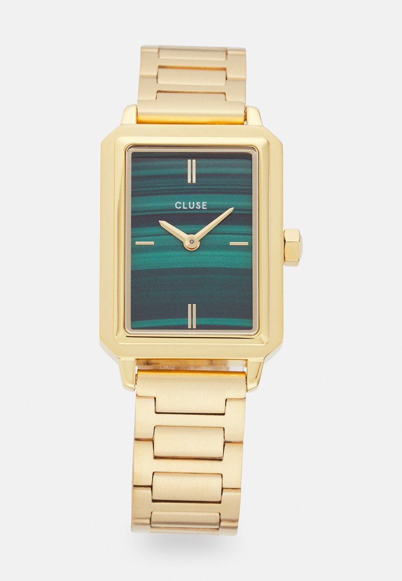 Reloj rectangular dorado con una esfera de rayas verde oscura, dos marcadores de hora verticales blancos, agujas doradas y una pulsera de eslabones dorada.