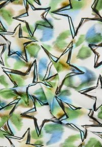 Baumwollstoff mit einem Sternmuster in schwarzen Umrissen, ergänzt durch Aquarellakzente in Grün, Blau und Beige auf einem weißen Hintergrund.