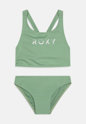 Grünes Bikinitop-Set mit Racerback-Oberteil und "ROXY"-Logo in Weiß. Glattes Gewebe mit weicher Textur, ideal für Badebekleidung.