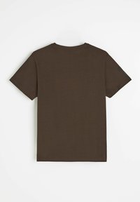 Prosty, ciemnobrązowy t-shirt z krótkim rękawem, pokazany od tyłu na białym tle, bez widocznych logo czy wzorów.