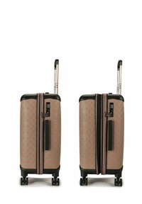 Dos maletas rígidas beige con mangos telescópicos, cuatro ruedas giratorias, acentos negros y candados de combinación externos, mostradas cerradas y parcialmente abiertas.
