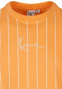 Karl Kani SMALL SIGNATURE - Marškinėliai su spaudiniu - orange offwhite