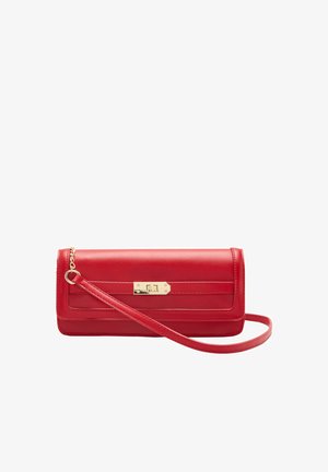 Rote rechteckige Leder-Clutch mit goldfarbenem Verschluss und passendem Handgelenkriemen vor weißem Hintergrund.