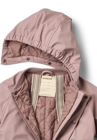 Giacca impermeabile rosa con interno del cappuccio trapuntato, chiusure a scatto e fodera a strisce. Etichetta visibile all'interno con istruzioni per la cura.