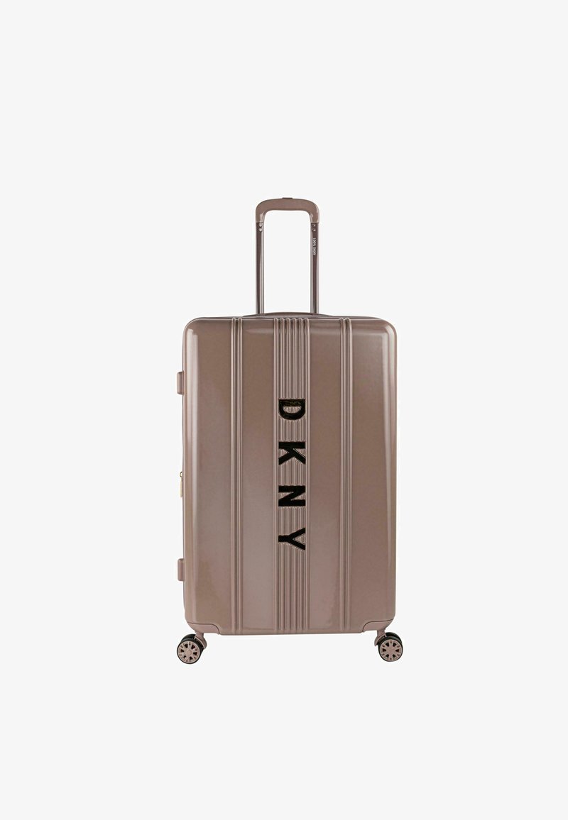 Maleta rígida de color rosa dorado con rayas verticales, asa extensible, cuatro ruedas y un logotipo negro destacado en la parte frontal.