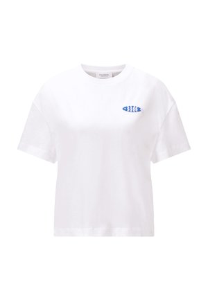 Biele tričko s krátkym rukávom a malou modro-bielou pruhovanou náplasťou v tvare ryby na ľavej strane hrudníka.