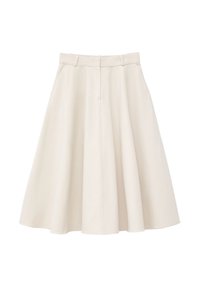 Jupe trapèze couleur crème avec passants de ceinture et poches latérales, longueur genou avec plis souples pour une forme fluide.