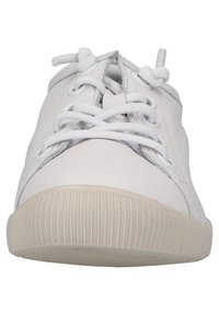 Sneaker bianco con tomaia in pelle liscia, punta rotonda e lacci bianchi. Presenta una suola in gomma cremoso texture e dettagli di cucitura minima.