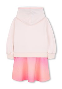 Sweat-shirt à capuche avec un haut rose pâle et une jupe ombrée attachée, passant d'un rose clair à une teinte plus foncée, avec des poignets côtelés.
