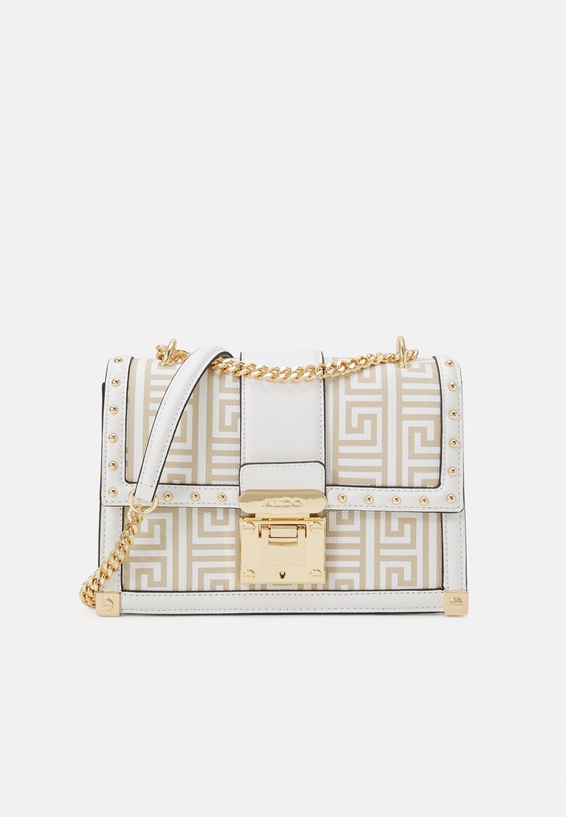 Sac à bandoulière blanc et beige à motifs, avec des accents de clous dorés, une bandoulière en chaîne dorée et une fermeture à verrou dorée sur un fond blanc uni.