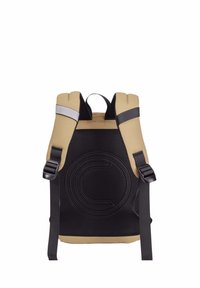 Sac à dos avec un dessus en tissu beige, un dos en maille noire texturée avec un motif circulaire, des sangles noires réglables et une poignée de transport au sommet.