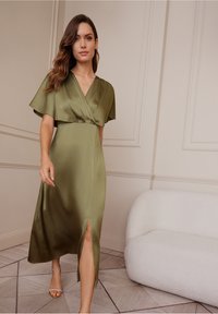 Olivgrünes Satin-Kleid mit kurzen Schmetterlingsärmeln, einem Wickeldesign, einem Schlitz am Saum und einer glatten Textur.