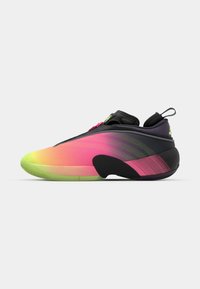 Scarpe sportive con un design a gradiente che passa dal rosa al verde. Realizzate in materiale flessibile con una forma aerodinamica e dettagli neri.