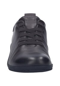 Baskets en cuir noir avec un bout rond, à lacets à l'avant et surface texturée ; profil élancé avec une semelle en caoutchouc.