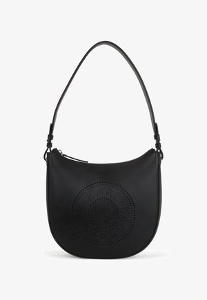 Zwarte leren schoudertas met een gebogen vorm, voorzien van een geperforeerd logo detail aan de voorkant en een verstelbare schouderband. Met ritssluiting.