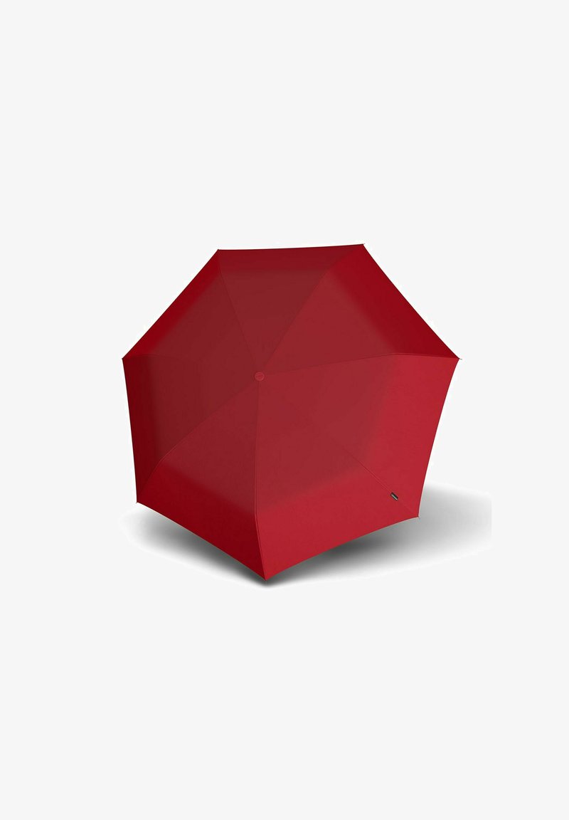 Roter Regenschirm mit einer achteckigen Form, glatter Stoffoberfläche und einem stabilen schwarzen Griff. Keine sichtbaren Muster oder Hardware-Details.