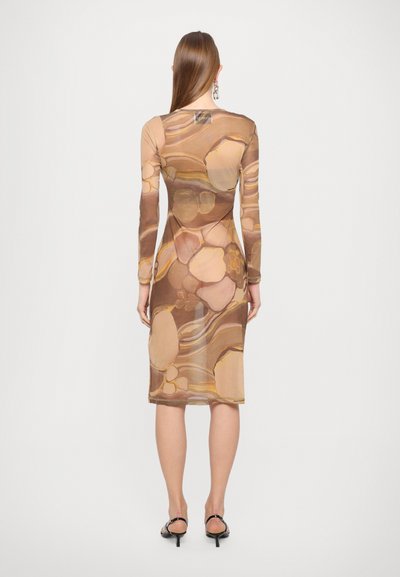 Rochie lungă cu mânecă, de culoare marron, cu modele florale abstracte, design corpo fit, lungime până la genunchi și textură semi-transparentă.