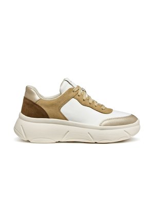 Sneakers z białej skóry oraz beżowego zamszu z metalicznymi złotymi akcentami, okrągłym noskiem, wyściełanym językiem i masywną białą podeszwą.