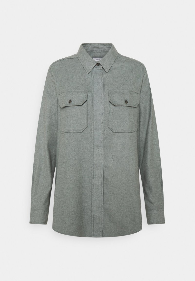 Camicia grigia a maniche lunghe realizzata in tessuto testurizzato, con un colletto classico, chiusura frontale con bottoni e due tasche sul petto con pattina e dettagli in bottone.