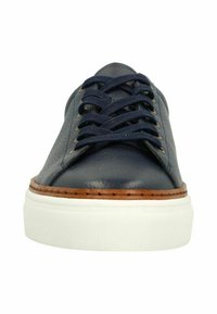 Marineblauwe leren sneaker met bruine accenten, witte rubberen zool en marineblauwe veters, weergegeven vanuit het vooraanzicht.