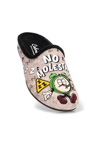 Pantufla negra y beige con gráfico de un reloj despertador de dibujos animados, texto "NO MOLESTA" y notas musicales. Tela suave con un interior acolchado.