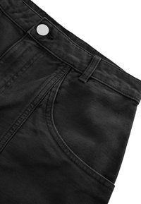 Schwarze Denim-Hosen mit glatter Textur, standardmäßiger Fünf-Taschen-Design und einem Metallknopfverschluss an der Taille.