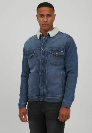 Jeansjacka med en ljusfärgad konstläderkrage, knäppning med knappar, två bröstfickor och en figurnära design i mörkblå färg.