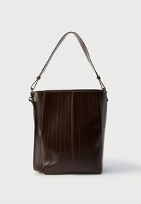 Borsa a tracolla in pelle marrone con linee verticali, una tracolla regolabile singola e una forma rettangolare strutturata. Texture liscia, dettagli hardware minimi.