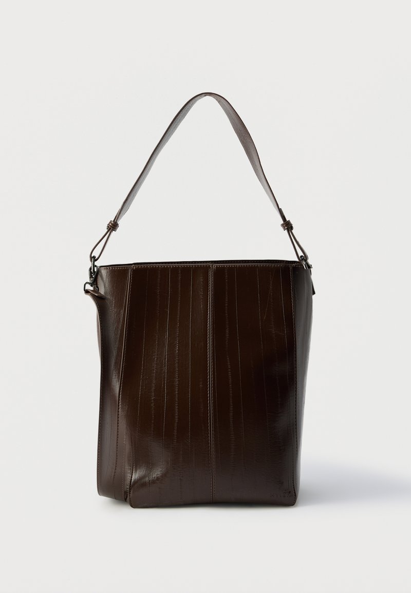 Borsa a tracolla in pelle marrone con linee verticali, una tracolla regolabile singola e una forma rettangolare strutturata. Texture liscia, dettagli hardware minimi.