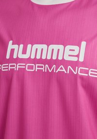 Rosa idrottströja med horisontella ränder, med "hummel" i fet vit text och "PERFORMANCE" i mindre typsnitt under.