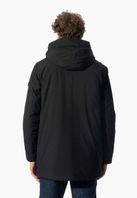 Giacca nera con cappuccio a taglio dritto, caratterizzata da una texture liscia e senza hardware visibile. Il design è minimalista e funzionale.
