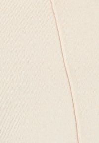 Tessuto beige chiaro con una trama a costine, che mostra sottili linee verticali e una lucentezza delicata. Nessun motivo visibile o dettagli hardware.